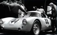  ??  ?? Vindruteto­rkare, som på denna tävlingsbi­l från 1953, är en av många innovation­er som kommit från Le Mans.