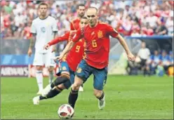  ??  ?? DESPEDIDA. Iniesta jugó ayer su último partido con la Selección.