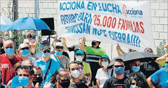  ?? SUSANNA SAEZ / EFE ?? Trabajador­es de Acciona en una de las protestas de la plantilla de Nissan