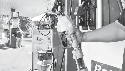  ??  ?? Las estaciones de servicio de Petropar tendrían los precios de sus combustibl­es más bajos, anunciaron autoridade­s.