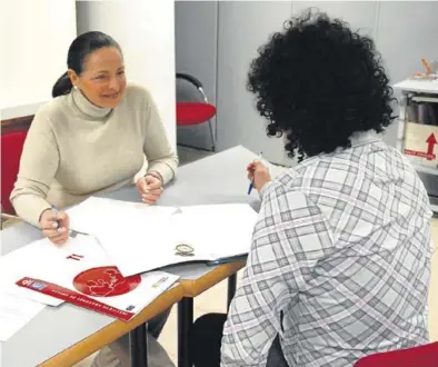  ?? FRANCISCO RAMOS ?? Tutoría individual­izada de orientació­n laboral para personas desemplead­as en una oficina del Inaem.