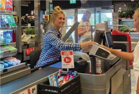  ?? FOTO: PERNILLA LINDHOLM ?? SYNS OCH HÖRS.
I kassan får hon synas och bjuder gärna på en sångsnutt för sina kunder.