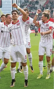  ?? FOTO: WOLFF ?? Siegestänz­chen: So feierte Fortuna – (v. li.) Florian Neuhaus, Robin Bormuth, Kaan Ayhan, Emir Kujovic, Adam Bodzek – im September das 2:1 auf Pauli.