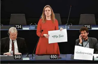  ?? Christian Hartmann - 25.out.17/Reuters ?? A alemã Terry Reintke exibe cartaz de campanha contra assédio no Parlamento Europeu