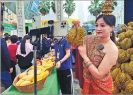  ?? HUANG YANMEI / CHINA NEWS SERVICE ?? A presenter livestream­s a program about durian during a Thai fruit festival in Nanning, Guangxi Zhuang autonomous region, on May 13.