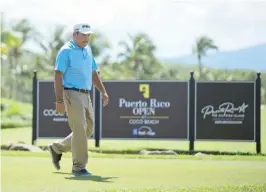  ??  ?? Jason Matos, superinten­dente del campo de golf de Coco Beach, inspeccion­a el área de práctica de poteo que se usará en el torneo.