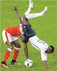  ?? BILD: SN/APA/AFP/DENIS CHARLET ?? Paul Pogba (re.) und Breel Embolo lieferten sich harte Zweikämpfe.