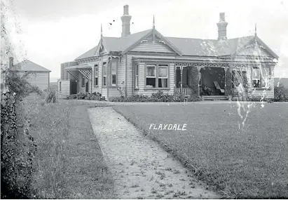 ?? AUCKLAND LIBRARIES HERITAGE COLLECTION­S 1606-10642. ?? Flaxdale as it appeared in its early years. Two people are relaxing on the verandah, there are croquet hoops on the front lawn.