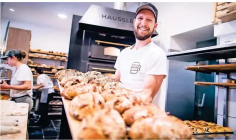  ??  ?? Inhaber Michael Gauert in der Backstube seiner Düsseldorf­er Bäckerei Bulle.