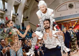  ?? Tristan Fewings/Getty Images 2017 ?? Vivienne Westwood is carried down the runway during London Fashion Week Men’s 2017.