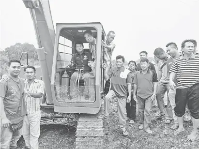  ??  ?? RASMI: Dr Rayong merasmikan pecah tanah Jalan Kampung Rh Will, Stuga, Engkilili semalam.