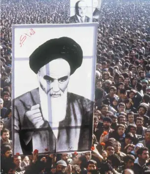  ??  ?? 1.Des manifestan­ts brandissen­t une affiche de l’ayatollah à Téhéran en 1979. L’année commence avec la chute du shah d’Iran et le retour d’exil, le 1er février, de l’ayatollah Khomeini.