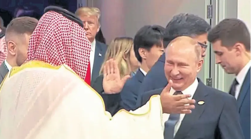  ?? AFP ?? Sonrientes y relajados, el príncipe saudita Mohammed ben Salman y el presidente ruso, Vladimir Putin, chocaron palmas en medio de la cumbre