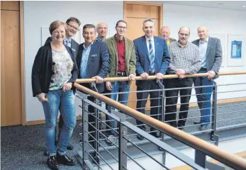  ?? FOTO: CHRISTOPH SCHNEIDER ?? Das Organisati­onsteam der Messe „aktiv50plu­s“, hier auf einem Archivfoto aus dem Jahr 2019: (v. l.) Gertraud Koch, Klaus Zell, Dietmar Babion, Karl-Heinrich Gils, Christian Walz, Dietmar Patent, Hermann Hagel, Thomas Münsch und Thomas Opitz. Ulrich Prestle, Ingrid Oschwald und Norbert Riederer fehlen auf dem Bild.
Wenn du mal fünf Minuten Zeit hast, weißt du, was du dann machen musst: Mal nachdenken! Mal für Ruhe sorgen um dich herum. Radio und Recorder abstellen, Fernseher ausmachen, Zeitung weglegen. Ruhe schaffen, still werden, das Innen mit Schweigen füllen, den Puls des eigenen Herzens fühlen. (Phil Bosmans, 1922 - 2012, belg., kath. Ordensgeis­tlicher, Telefonsee­lsorger)
Aus dem Spruchbeut­el:
Aus der Bibel:
Namenstage: Aktionstag:
Heute vor 17 Jahren: 2004