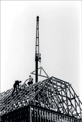  ?? COURTESY FITCHBURG ART MUSEUM ?? Constructi­on crews working on the Fitchburg Art Museum when it first expanded decades ago.