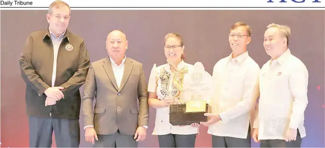  ?? PHOTOGRAPH BY JOEY SANCHEZ MENDOZA FOR THE DAILY TRIBUNE @tribunephl_joey ?? ERNEST John Obiena’s parents, Emerson (second from right) and Jeanette (center), receive his SMC-PSA Athlete of the Year award from PSA president Nelson Beltran. Also shown are PSC chairman Richard ‘Dickie’ Bachmann (left) and POC president Abraham ‘Bambol’ Tolentino (right).