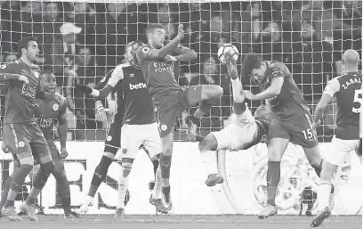  ?? — Gambar AFP ?? LIBASAN DI UDARA: Sebahagian daripada babak-babak aksi perlawanan Liga Perdana Inggeris di antara West Ham dan Leicester City di Stadium The London.