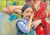  ?? WASEEM ANDRABI/HT ?? Zohra, daughter of assistant subinspect­or Abdul Rashid, during his wreathlayi­ng ceremony in Srinagar on Monday. Rashid was injured in a militant attack in Anantnag earlier in the day.