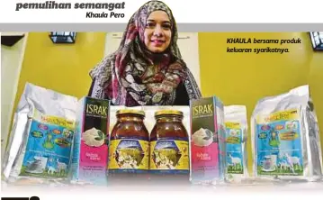  ??  ?? KHAULA bersama produk keluaran syarikatny­a.