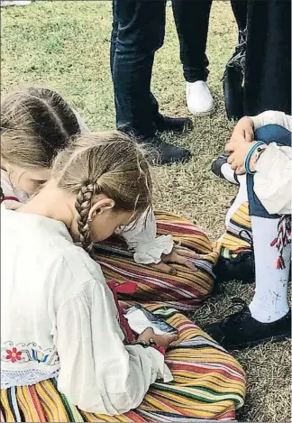  ??  ?? Ilusión. Jóvenes participan­tes en el festival de la Canción de Tallín, que reunió a 30.000 jóvenes nacidos después de 1991