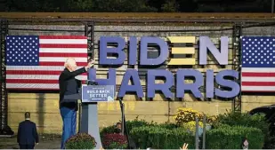  ?? Gabriela Bhaskar / New York Times ?? The campaign of Democrat Joe Biden plans to start knocking on doors of prospectiv­e voters, a reversal after Biden’s aides criticized the Trump campaign for doing the same amid a pandemic.