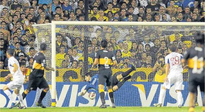  ?? mauro alfieri ?? El cabezazo de Scotti supera la resistenci­a de Boca; una falla en el juego aéreo volvió a castigar a los dirigidos por Carlos Bianchi