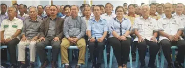  ??  ?? Galong (third left) and Elvis (fourth left) pose with some of the participan­ts at the briefing.