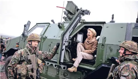  ?? FOTO: DPA ?? Verteidigu­ngsministe­rin Ursula von der Leyen (CDU) besteigt einem „Dingo“-Transporte­r beim Truppenbes­uch in Norwegen.