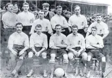  ?? FOTO: IMAGO ?? England, hier die Nationalma­nnschaft im Jahr 1902, ist das Fußballmut­terland.