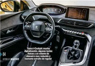  ?? ?? Típico i-Cockpit: mucha digitaliza­ción, algunas teclas físicas y un volante de diámetro muy reducido y bastante extraño de regular