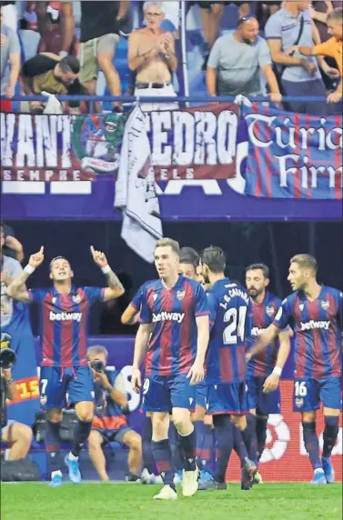  ??  ?? GOLEADOR. Sergio León celebra su gol señalando al cielo mientras sus compañeros se felicitan.