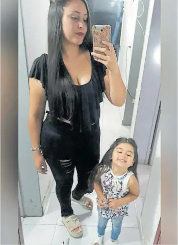  ??  ?? Víctimas. Dalma Décima (24) y su hija, Shaiel Aragón (3), en su casa de Las Termas.