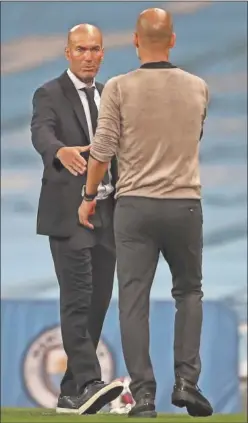  ??  ?? Zidane y Guardiola se saludaron cariñosame­nte al final.