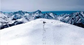  ?? ?? Vaste colline intercalée entre l’Alpe d’Huez et les 2 Alpes, la station d’Auris-en-Oisans (initialeme­nt nommée les Orgières) a vu le jour au début des années 70, immédiatem­ent reliée au domaine de l’Alpe d’Huez via les gorges de Sarenne, une connexion laborieuse qui s’effectue aujourd’hui en quelques minutes seulement.