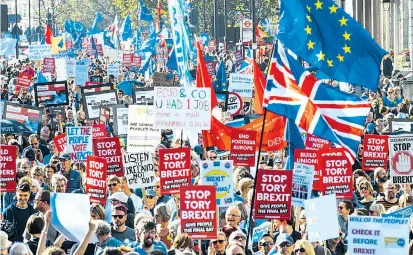  ??  ?? Es bleibt nicht mehr viel Zeit. Laut Plan sollte in gut fünf Monaten der Brexit über die Bühne gehen. Hunderttau­sende Menschen zeigten am Wochenende in London, dass sie etwas dagegen haben.