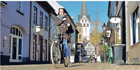  ?? FOTOS: NORBERT PRÜMEN ?? Die Kempener Altstadt ist sowohl für Fußgänger als auch für Radfahrer eine beliebte Meile. Das Miteinande­r klappt in der Regel ganz gut.