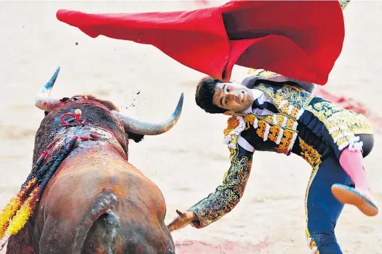  ??  ?? Trotz heftiger Proteste von Tierschütz­ern hält Spanien am „Kulturgut“Stierkampf (im Bild eine Corrida in Pamplona) fest, zur Freude von Einheimisc­hen, aber auch vieler Touristen. Im Vorjahr zählte Spanien so viele internatio­nale Gäste wie noch nie.