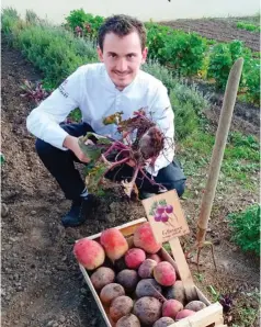  ??  ?? Laurent Chabert pose fièrement avec ses betteraves, qu’il bichonne et dont il fait la collection !