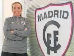  ?? ?? María Pry posa para AS con el escudo del Madrid CFF.