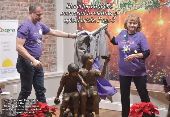  ?? PETE BANNAN - MEDIANEWS GROUP ?? Jon Orlens and Peggy Muir, director of the Haverford Alliance for Drug Awareness, unveil a memorial to those lost to the opioid epidemic.