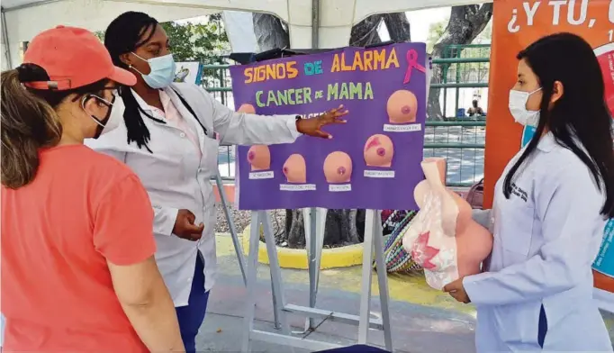  ?? CORTESÍA COORDINACI­ÓN ZONAL DE SALUD 8 ?? kUna casa abierta donde se habló de la importanci­a de la prevención del cáncer de mama realizó el personal del centro de salud de Puerto Hondo, como parte de las actividade­s en la ciudad por fecha mundial.