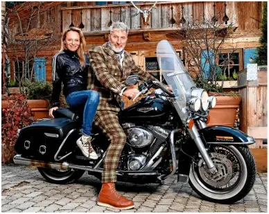  ??  ?? HARLEY-FANS Rufus Beck (in Herr von Eden) und Jo Kern sind oft mit dem Motorrad unterwegs. Sogar zum BUNTEFotot­ermin kam er trotz Temperatur­en unter null Grad mit seiner Harley