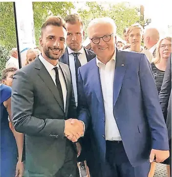  ?? FOTO: CEVAHIR ?? Kaan Cevahir (l.) von der Hückelhove­ner Kampfsport­schule „As-Ka-Do“wurde als engagierte­r Ehrenamtle­r von Bundespräs­ident Frank-Walter Steinmeier (r.) empfangen.