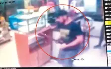  ??  ?? Momento en que Hermes Meza, con el dinero en una mano y el machete en la otra, salía de la tienda del surtidor.