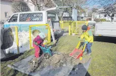  ?? FOTO: KINDERHAUS ?? Ran an die Schubkarre: Mit Begeisteru­ng helfen die Vorschulki­nder auf der Baustelle mit.