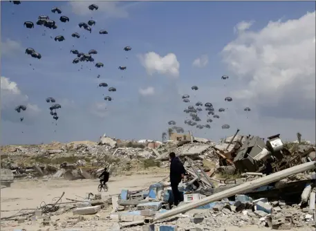  ?? ?? Humanitari­an aid is airdropped over Gaza City, Gaza Strip to Palestinia­ns on March 25. Image: AP Photo.