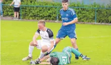  ?? FOTO: CHRISTIAN METZ ?? Der TSV Eschach (Torwart Patrick Rebstock und Tim Kibler) verloren gegen den FC Ostrach (Andreas Zimmermann).