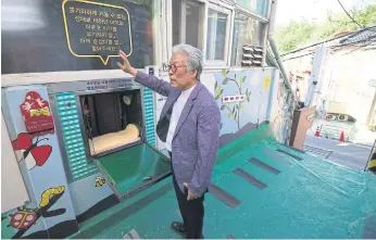  ??  ?? BOXED IN: Pastor Lee Jong-rak presents his ‘baby box’, enabling unwanted newborns to be taken in.