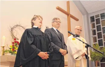  ?? FOTOS: STEFFEN LANG ?? Feiern den Festgottes­dienst gemeinsam: die evangelisc­he Pfarrerin Barbara Vollmer, der neuapostol­ische Gemeindevo­rsteher Rainer Reschetzki und der katholisch­e Pfarrer Stefan Maier (rechts).