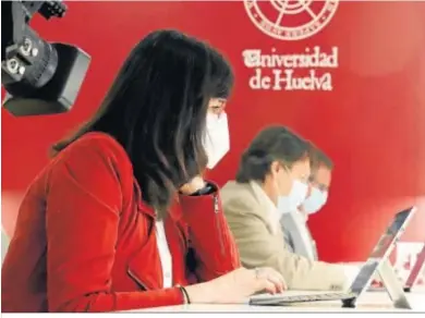  ??  ?? La rectora electa durante su votación telemática en el edificio Galileo Galilei.